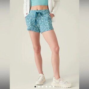 Athleta Balance Shortie Shorts 4” Size Small Clouded Leopard Blue